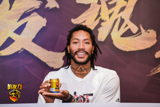 “提神给力 豹发瑰来”直播开启 罗斯当众示爱盼盼豹发力