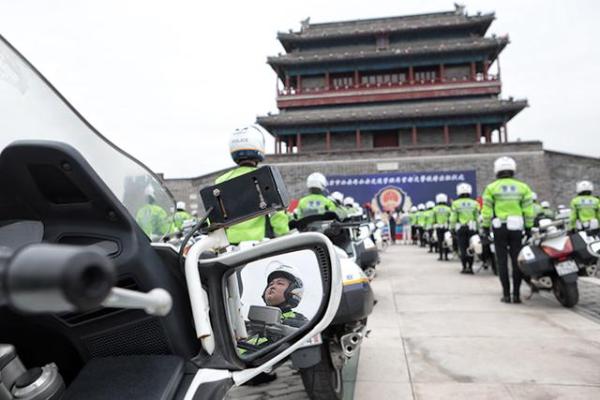 北京首批185名“铁骑交警”上路执勤