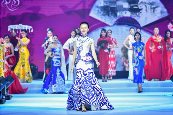 新疆姑娘美热依夺得第59届国际小姐中国大赛冠军
