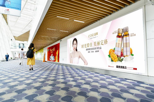 关晓彤携手蔻赛“空降”厦门高崎国际机场，品牌曝光再登高峰