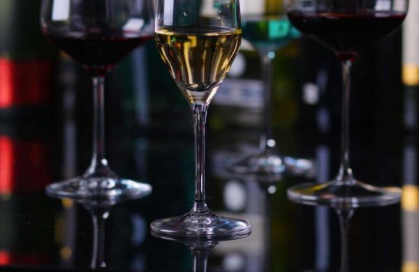 启尔酒具：水晶高脚杯，优雅品酒必备