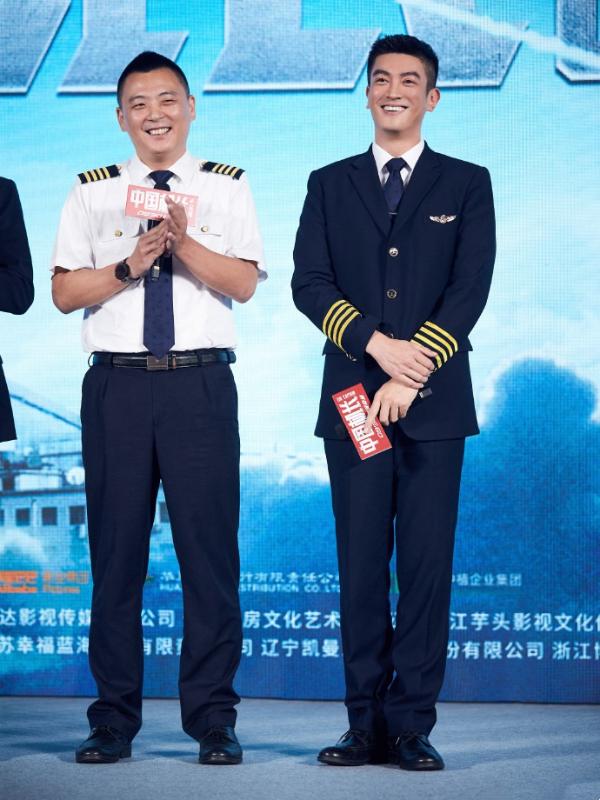 《中国机长》最牛首映礼 制服男神杜江引爆全场