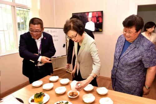 沪人大常委主任■沪人大常委主任殷一璀率队视察馨月汇专护师之家