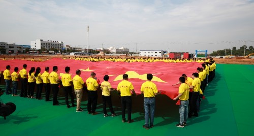 汉坤实业举行快闪活动，千人同唱《我和我的祖国》