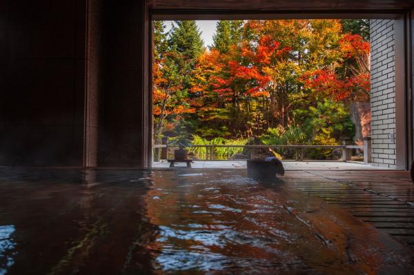 星野集团以红叶与温泉为宾客呈现地道日式秋日风物诗