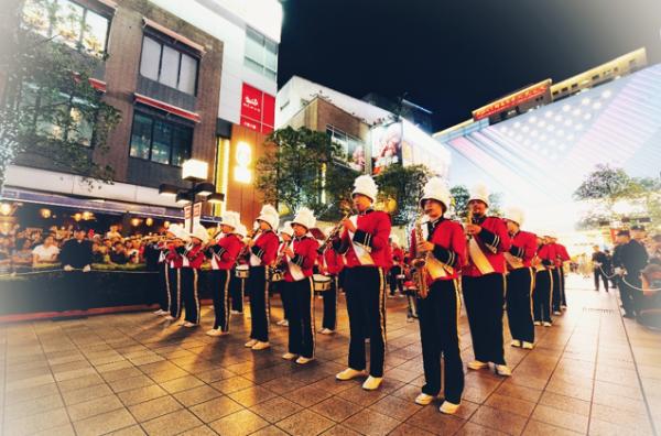 旅游节花车巡游点亮大宁国际