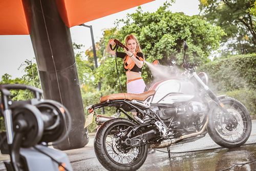 BMW摩托车文化节，亿力为5000名骑士提供爱车“深度SPA”体验