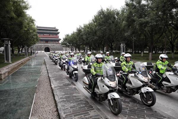 北京首批185名“铁骑交警”上路执勤