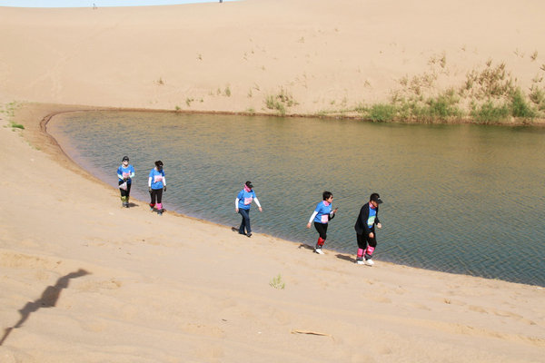 国内第一次纯沙漠马拉松在民勤腾格里沙漠开跑