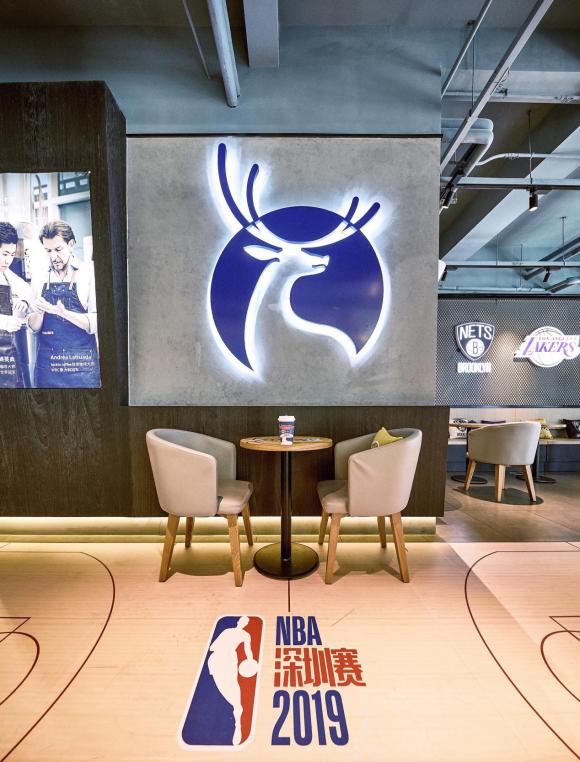 瑞幸咖啡沪深启动NBA中国赛主题店