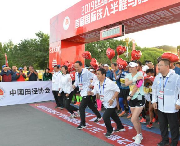 2019丝绸之路·玉门首届国际铁人半程马拉松赛鸣枪开跑