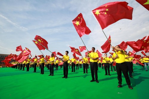 汉坤实业举行快闪活动，千人同唱《我和我的祖国》
