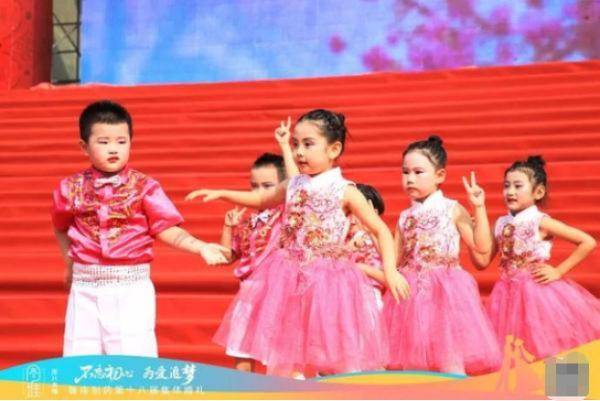 “不忘初心 为爱追梦”鲁南制药集团第十八届集体婚礼举行