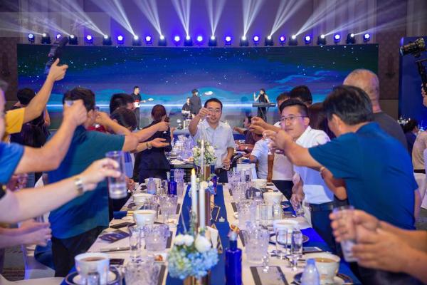 推广精英文化 百年泸州老窖窖龄酒精英俱乐部之夜抵达唐山