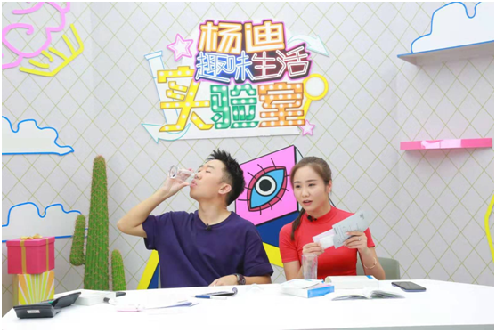 包袱与段子齐飞，杨迪把直播变成微综艺