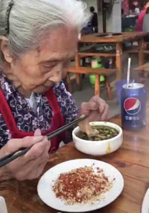 “抖音百岁吃货奶奶” 游乐场过重阳少女心爆棚