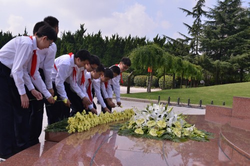 龙华烈士纪念馆开展“70年我们从未忘却”——今天·鲜花献给英雄主题活动