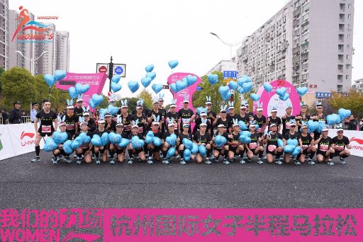 ​李宁与杭州国际女子半程马拉松强强联手，钱塘江边掀起万人“粉红风暴”