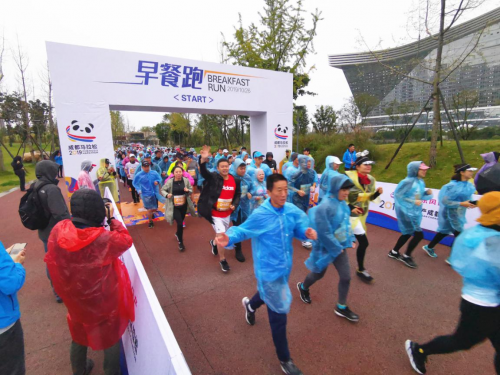 感受运动美食盛宴，2019东风日产成都马拉松早餐跑开跑