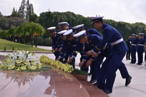 龙华烈士纪念馆开展“70年我们从未忘却”——今天·鲜花献给英雄主题活动
