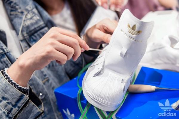 adidas Originals 阿迪达斯三叶草上海中环广场店耀目登场