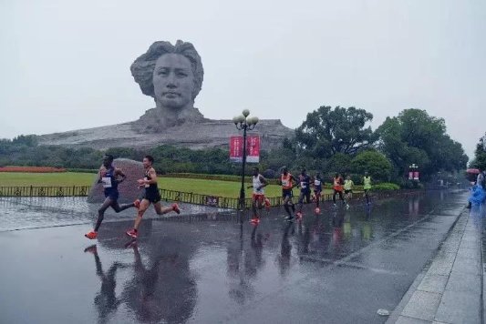 2019长沙国际马拉松雨中火辣开跑！驰骋一江两岸，感受星城巨变