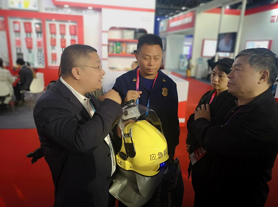 科技为生命护航 智能救援头盔亮相消防展
