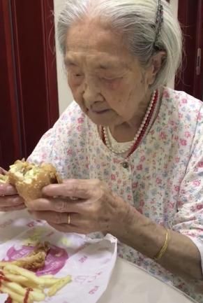 “抖音百岁吃货奶奶” 游乐场过重阳少女心爆棚