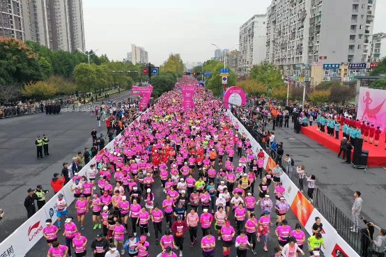 ​李宁与杭州国际女子半程马拉松强强联手，钱塘江边掀起万人“粉红风暴”