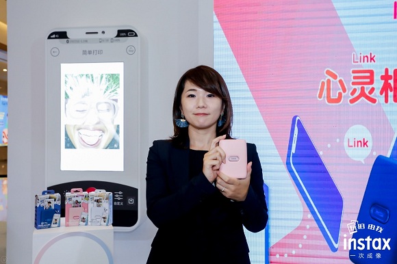 升级社交功能带来应用场景的革命 富士发布新一代手机照片打印机instax mini Link