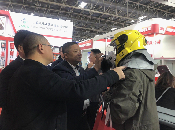 科技为生命护航 智能救援头盔亮相消防展