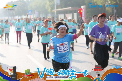 荆州国际马拉松鲜力开跑，美的冰箱化身城市守护者为两万跑者助力