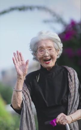 “抖音百岁吃货奶奶” 游乐场过重阳少女心爆棚