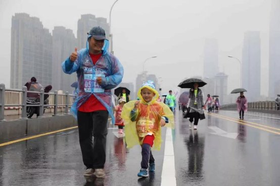 2019长沙国际马拉松雨中火辣开跑！驰骋一江两岸，感受星城巨变