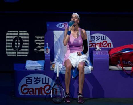 “大长腿”太好看，百岁山“忍不住”给WTA球员们拍海报