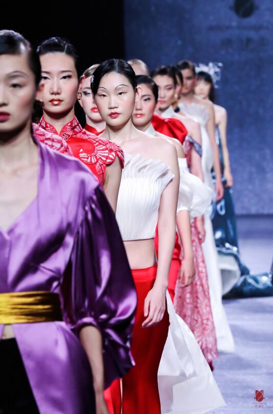 叶青携婉珺玺震撼上海时装周 超模宋文熙惊艳演绎中西之美