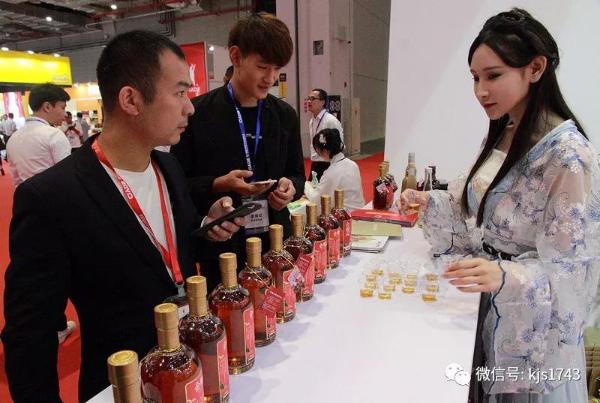 国内外友人都为这杯酒叫好，会稽山1743新品惊艳亮相2019上海酒博会！