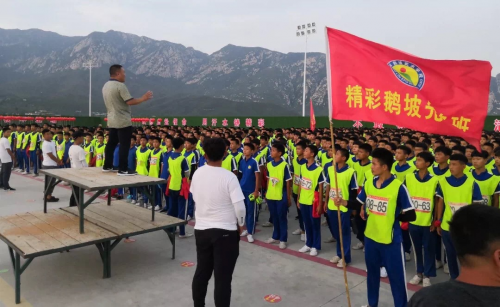 慧闻少林集团鹅坡武校1518名学生参与国庆广场大联欢