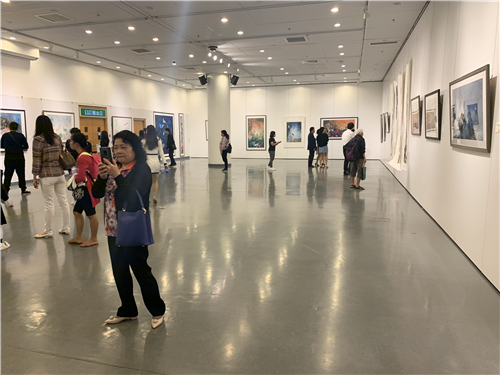 “画笔生辉，丝路艺语——石君美术作品展”在香港中央图书馆开幕