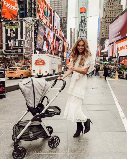Nuna亮相纽约时代广场，女神林心如展现全球育儿新风尚