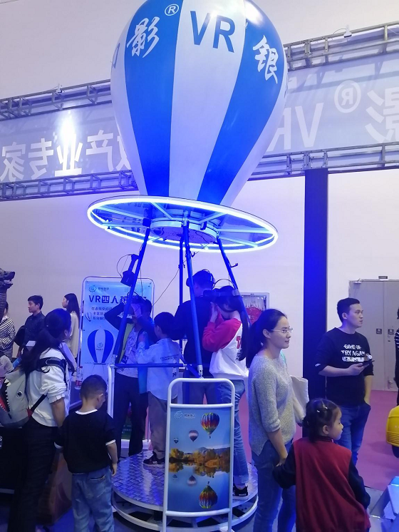 VR体验馆开进阿拉善英雄会，英雄美女玩嗨了！