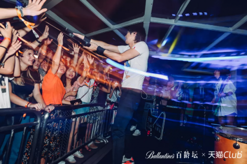 痛仰、海龟先生、新裤子.....因为一支威士忌，5支最火的乐队重装集结