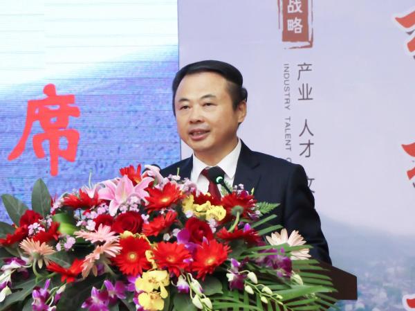 新川村首届乡贤大会暨美丽乡村建设汇报会举行，乡贤现场认捐超千万元