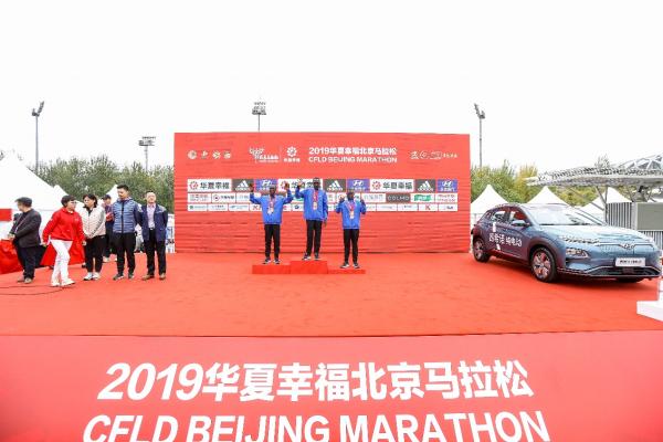 2019北京马拉松雨中奔跑，艾比森一路相随，全程护航