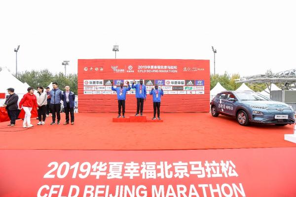 2019北京马拉松雨中奔跑，艾比森一路相随，全程护航