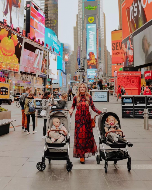 Nuna亮相纽约时代广场，女神林心如展现全球育儿新风尚