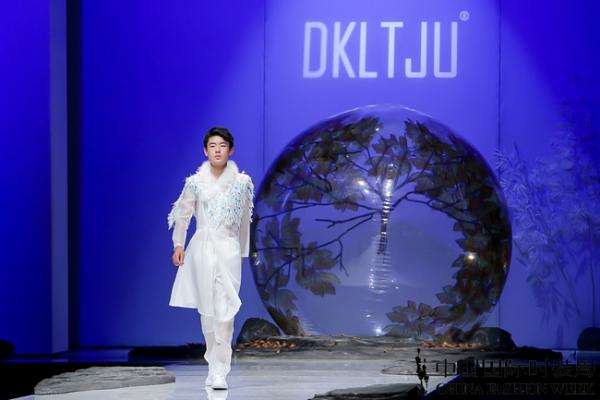 小超模张涵硕领衔亮相2020SS中国国际时装周 DKLTJU“灵悦”系列发布会
