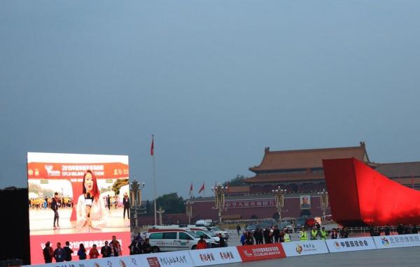 2019北京马拉松雨中奔跑，艾比森一路相随，全程护航