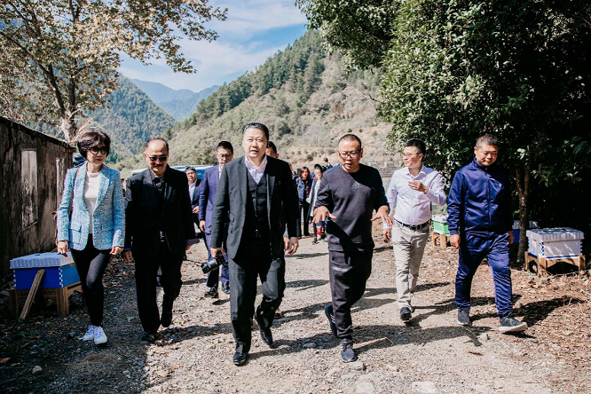 正大集团董事长谢吉人应万色城集团邀请到访千岛湖智能蜂业基地