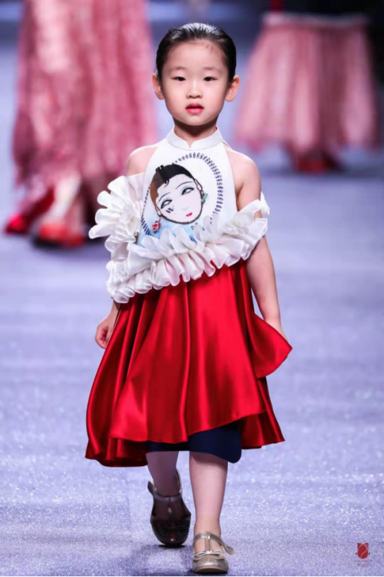 小蛋面儿（黄福熙）驾临2020上海时装周 亚洲最小超模再引热点